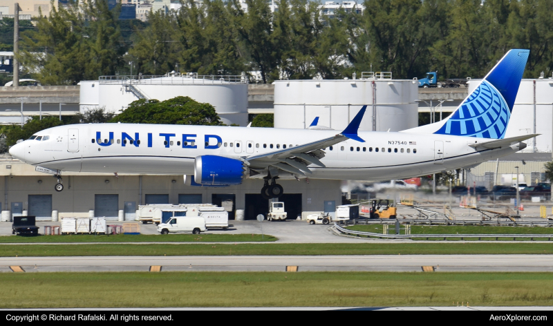 Photo of N37540 - United Airlines Boeing 737 MAX 9 at FLL on AeroXplorer Aviation Database