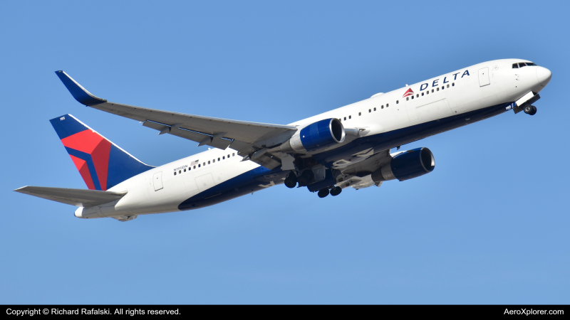 Photo of N195DN - Delta Airlines Boeing 767-300ER at PHX on AeroXplorer Aviation Database