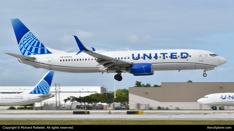 Photo of N76514 - United Airlines Boeing 737-800 at FLL on AeroXplorer Aviation Database
