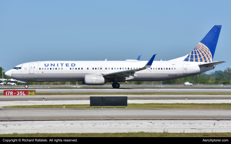 Photo of N37470 - United Airlines Boeing 737-900ER at MCO on AeroXplorer Aviation Database