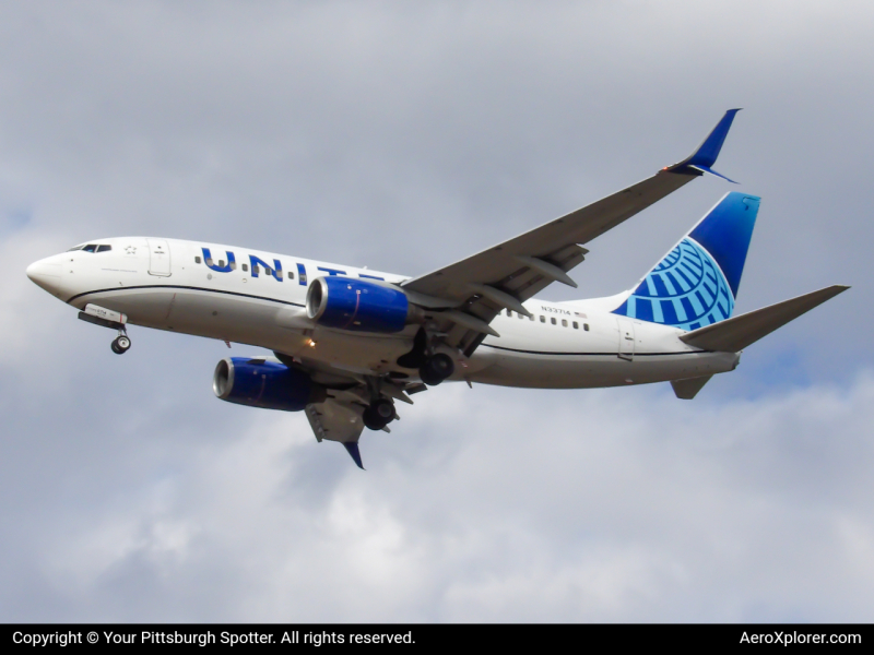 Photo of N33714 - United Airlines Boeing 737-700 at PIT on AeroXplorer Aviation Database