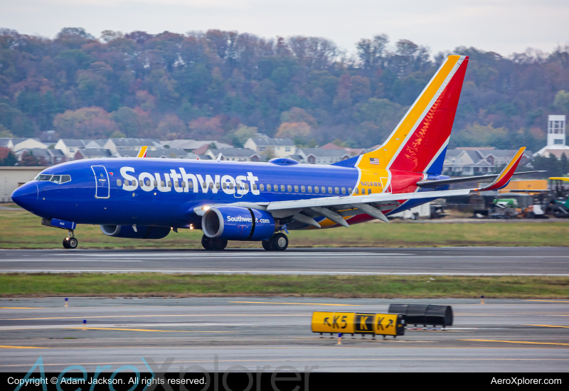 Photo of N404WN - Southwest Airlines Boeing 737-700 at DCA on AeroXplorer Aviation Database