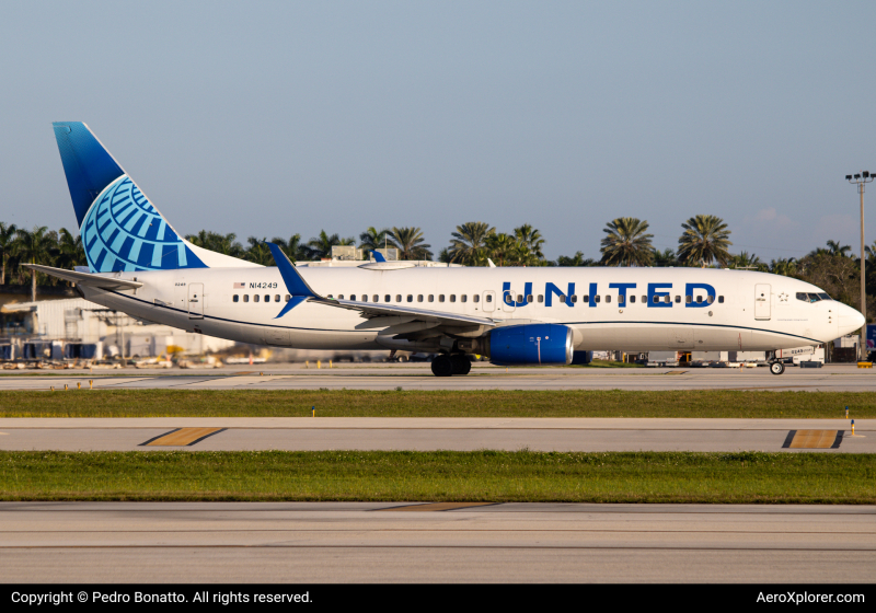 Photo of N14249 - United Airlines Boeing 737-800 at FLL on AeroXplorer Aviation Database