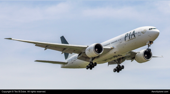 Photo of AP-BGZ - Pakistan International Airlines Boeing 777-240LR at YYZ on AeroXplorer Aviation Database