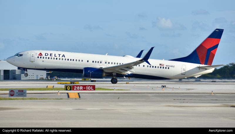 Photo of N924DZ - Delta Airlines Boeing 737-900ER at FLL on AeroXplorer Aviation Database