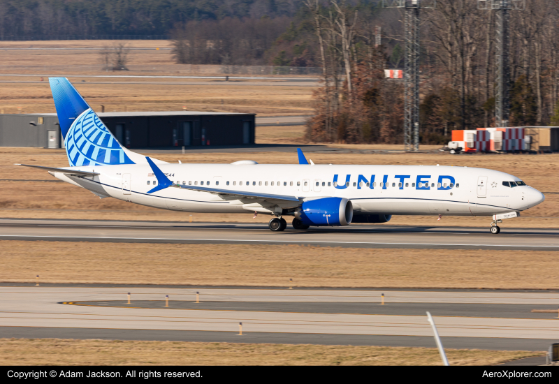 Photo of N77544 - United Airlines Boeing 737 MAX 9 at IAD on AeroXplorer Aviation Database