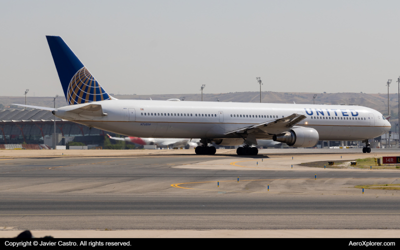 Photo of N76054 - United Airlines Boeing 767-400ER at MAD on AeroXplorer Aviation Database