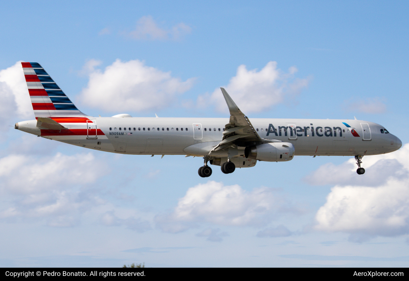 Photo of N909AM - American Airlines Airbus A321 at MIA on AeroXplorer Aviation Database