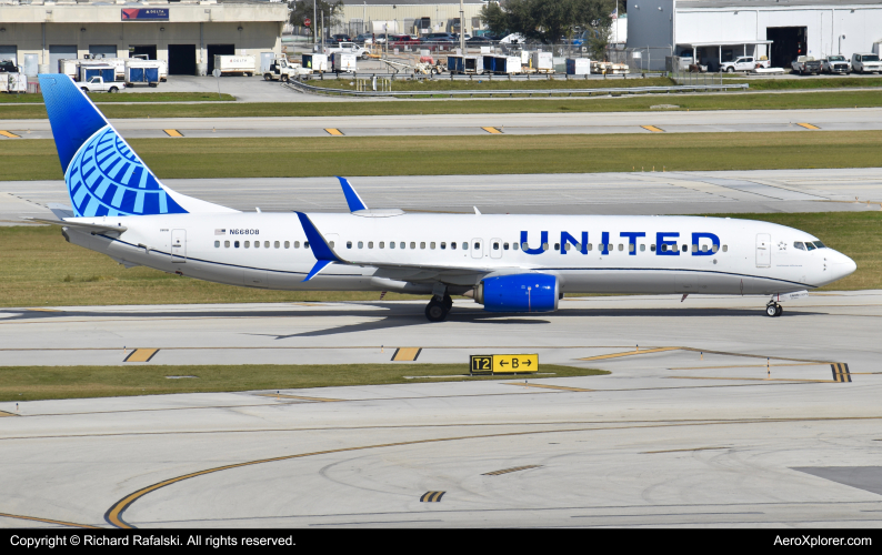 Photo of N66808 - United Airlines Boeing 737-900ER at FLL on AeroXplorer Aviation Database