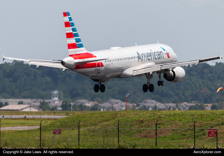 Photo of N114UW - American Airlines Airbus A320 at DCA on AeroXplorer Aviation Database