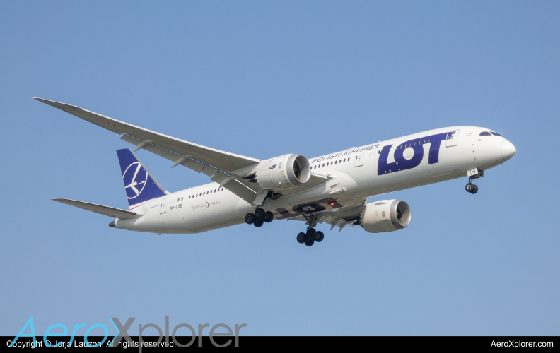 Photo of SP-LSE - LOT Polish Airlines Boeing 787-9 at YYZ on AeroXplorer Aviation Database