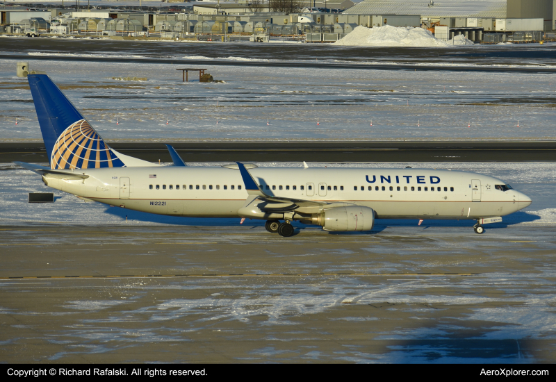 Photo of N12221 - United Airlines Boeing 737-800 at BDL on AeroXplorer Aviation Database