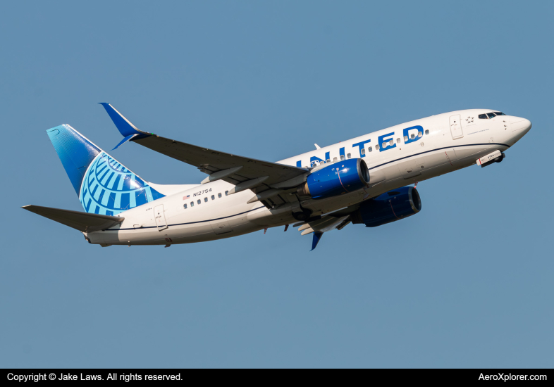 Photo of N12754 - United Airlines Boeing 737-700 at IAD on AeroXplorer Aviation Database