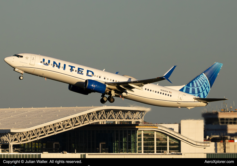 Photo of N38454 - United Airlines Boeing 737-900ER at CLT on AeroXplorer Aviation Database