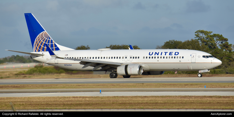 Photo of N76254 - United Airlines Boeing 737-800 at MCO on AeroXplorer Aviation Database