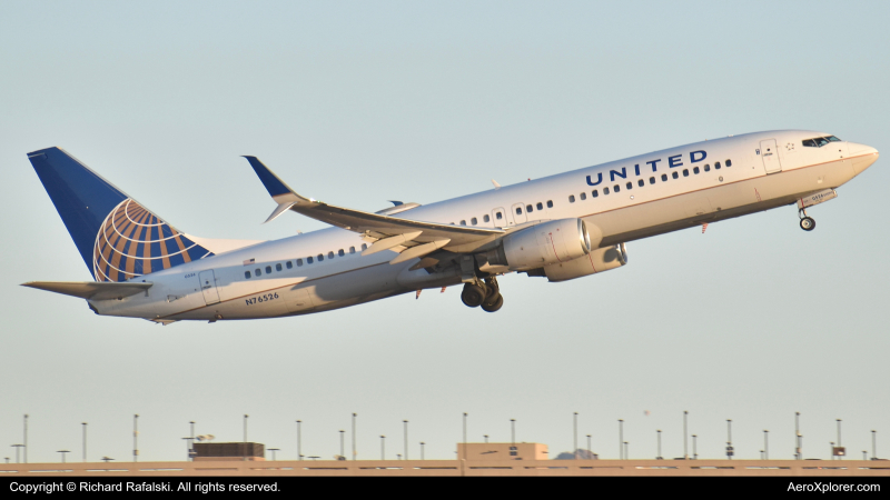 Photo of N76526 - United Airlines Boeing 737-800 at PHX on AeroXplorer Aviation Database