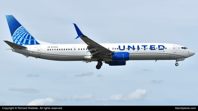 Photo of N75432 - United Airlines Boeing 737-900 at MIA on AeroXplorer Aviation Database