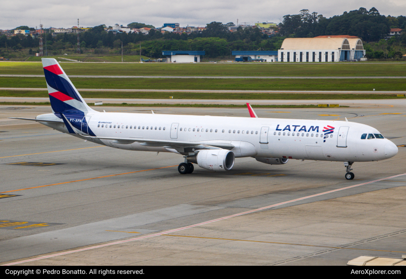 Photo of PT-XPN - LATAM Airbus A321-200 at GRU on AeroXplorer Aviation Database