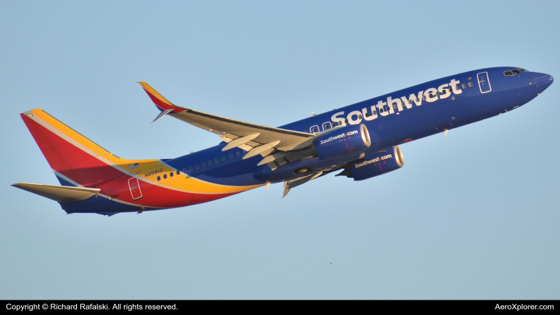 Photo of N8581Z - Southwest Airlines Boeing 737-800 at PHX on AeroXplorer Aviation Database