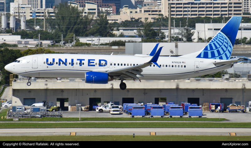 Photo of N76529 - United Airlines Boeing 737-800 at FLL on AeroXplorer Aviation Database