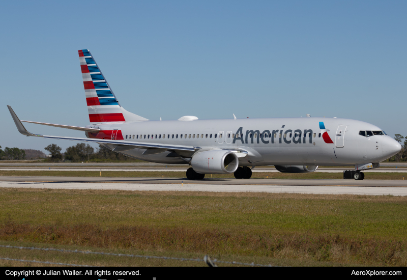 Photo of N352PS - American Airlines Boeing 737-800 at MCO on AeroXplorer Aviation Database