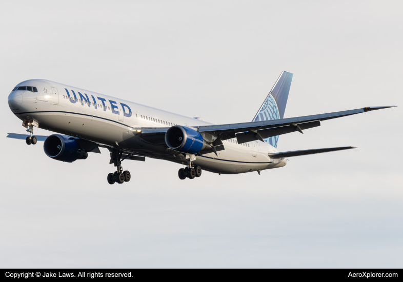 Photo of N76065 - United Airlines Boeing 767-400 at IAD on AeroXplorer Aviation Database