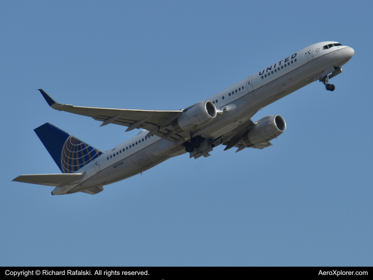 Photo of N67134 - United Airlines Boeing 757-200 at ORD on AeroXplorer Aviation Database