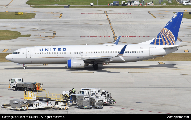 Photo of N37273 - United Airlines Boeing 737-800 at FLL on AeroXplorer Aviation Database