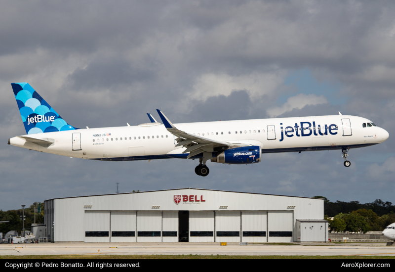 Photo of N952JB - JetBlue Airways Airbus A321-200 at FLL on AeroXplorer Aviation Database