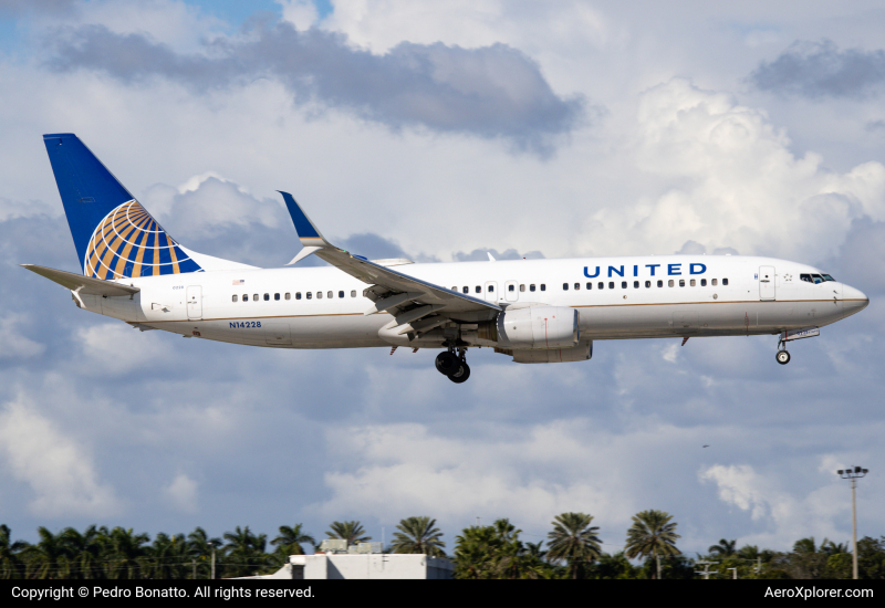 Photo of N14228 - United Airlines Boeing 737-800 at FLL on AeroXplorer Aviation Database