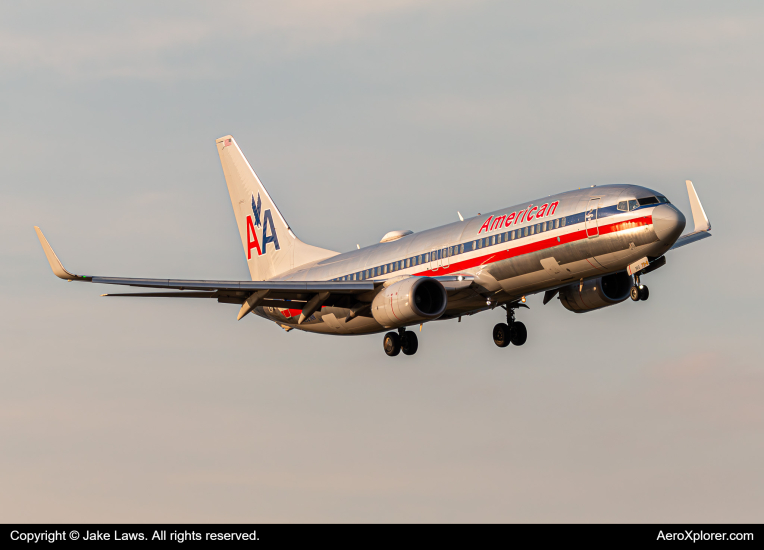 Photo of N921NN - American Airlines Boeing 737-800 at DCA on AeroXplorer Aviation Database