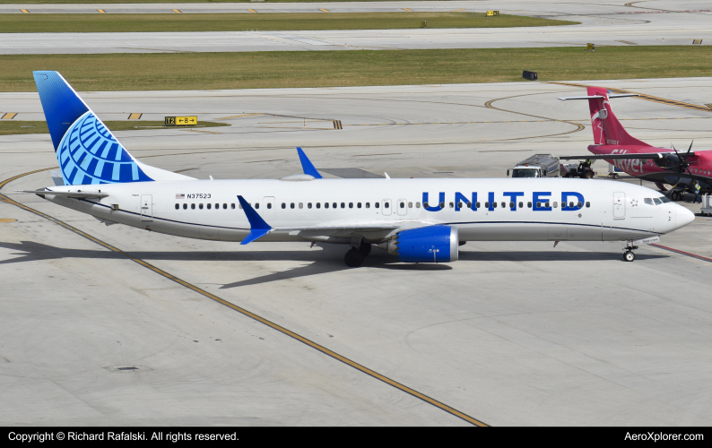 Photo of N37523 - United Airlines Boeing 737 MAX 9 at FLL on AeroXplorer Aviation Database