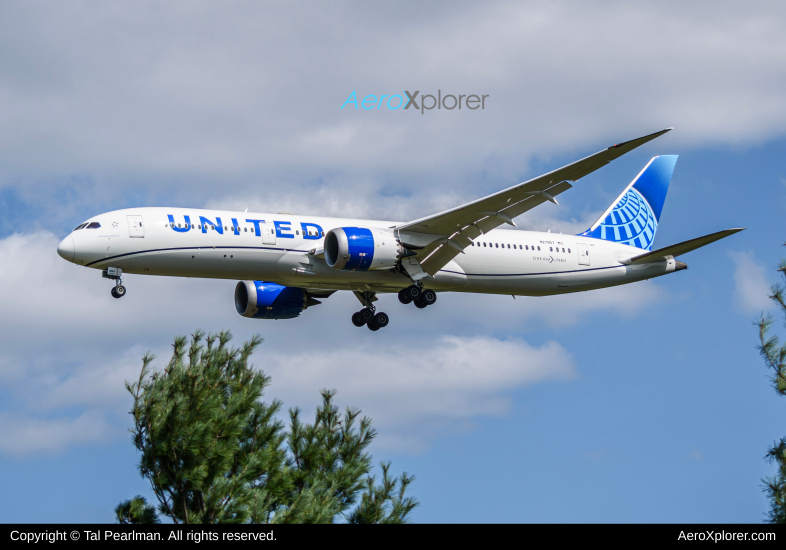 Photo of N27957 - United Airlines Boeing 787-9 at IAD on AeroXplorer Aviation Database