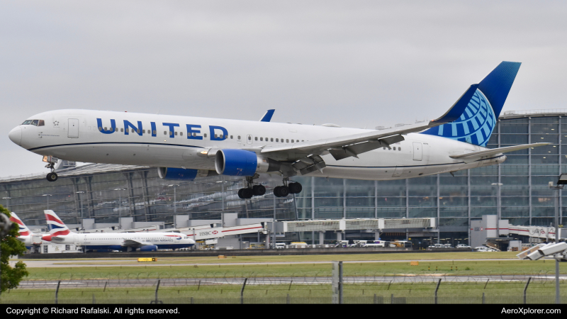 Photo of N670UA - United Airlines Boeing 767-300ER at LHR on AeroXplorer Aviation Database