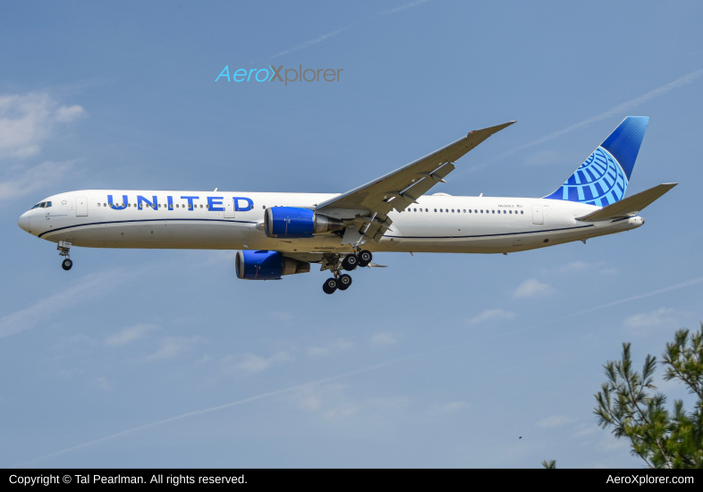 Photo of N69063 - United Airlines Boeing 767-400ER at IAD on AeroXplorer Aviation Database