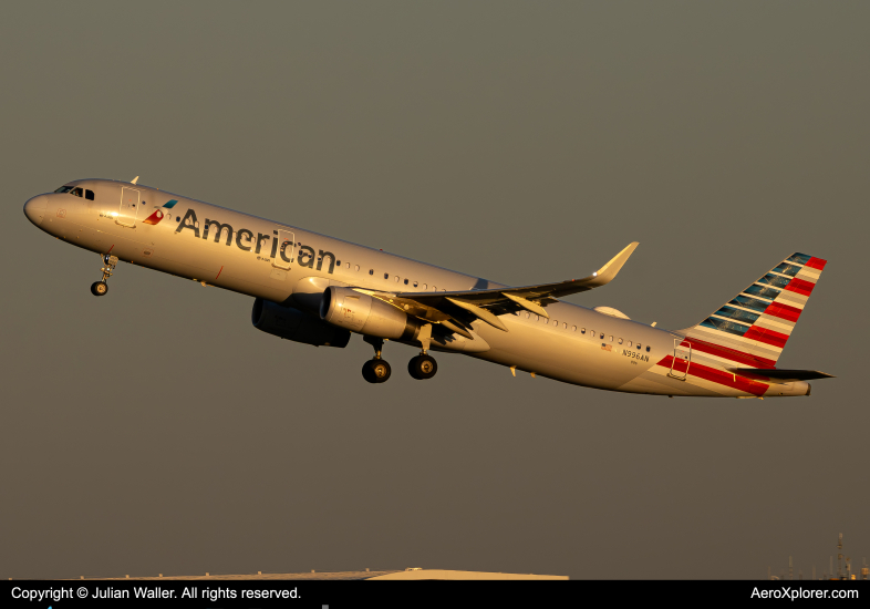 Photo of N996AN - American Airlines Airbus A321-200 at CLT on AeroXplorer Aviation Database