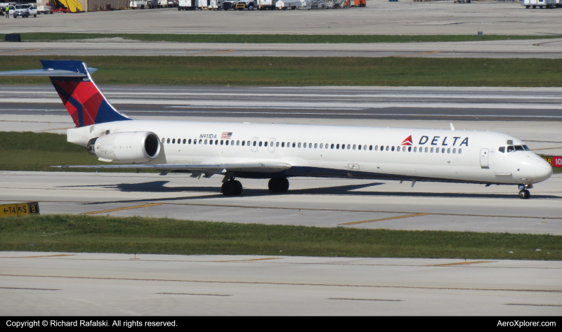 Photo of N911DA - Delta Airlines McDonnell Douglas MD-90 at FLL on AeroXplorer Aviation Database