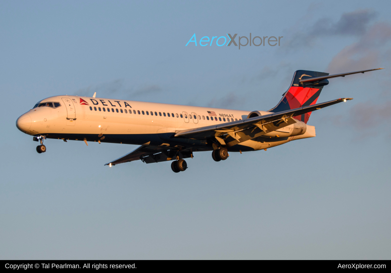 Photo of N896AT - Delta Airlines Boeing 717-200 at BWI on AeroXplorer Aviation Database