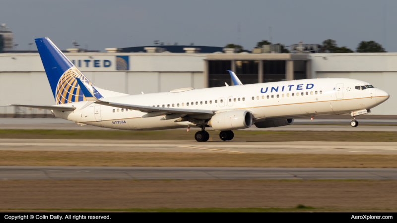 Photo of N77536 - United Airlines Boeing 737-800 at IAH on AeroXplorer Aviation Database