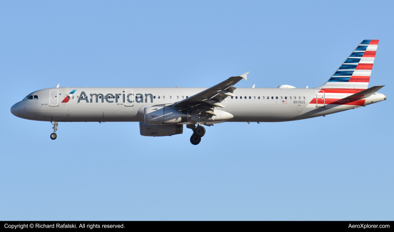Photo of N919US - American Airlines Airbus A321-200 at PHX on AeroXplorer Aviation Database