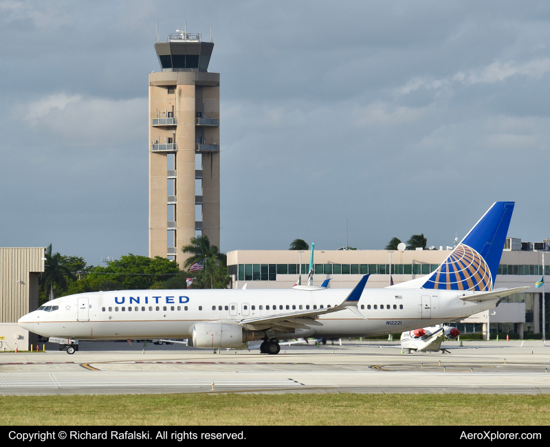 Photo of N12221 - United Airlines Boeing 737-800 at FLL on AeroXplorer Aviation Database