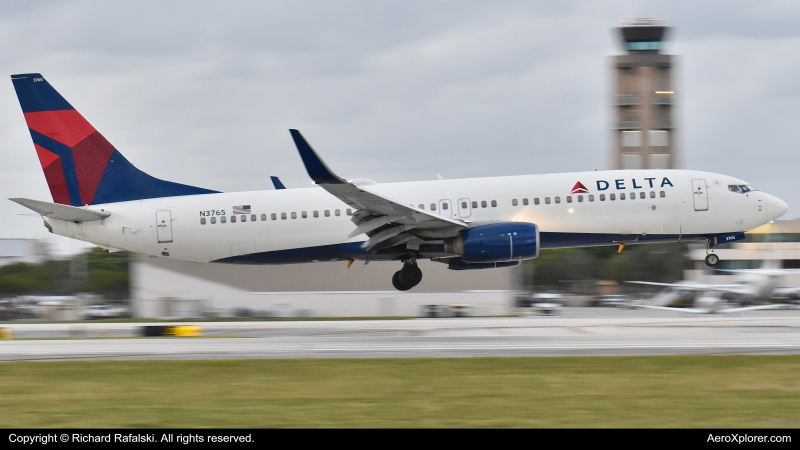 Photo of N3765 - Delta Airlines Boeing 737-800 at FLL on AeroXplorer Aviation Database