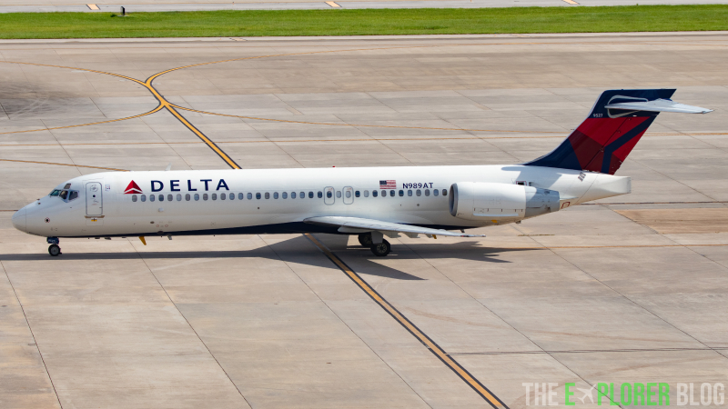 Photo of N989AT - Delta Airlines Boeing 717-200 at IAH on AeroXplorer Aviation Database