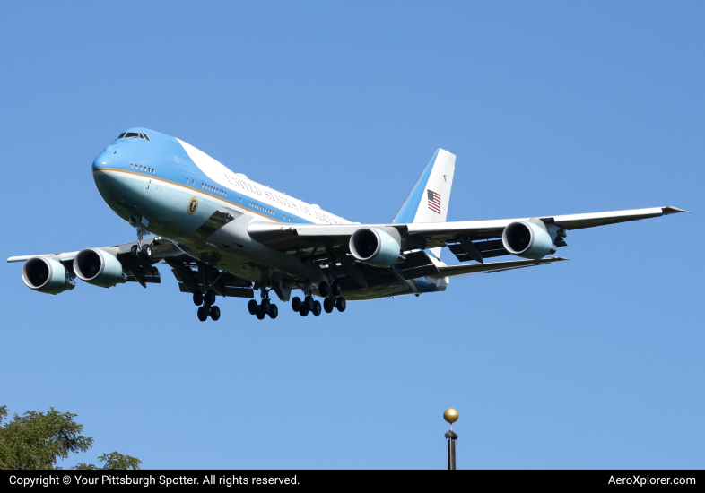 Photo of 92-9000  - USAF - United States Air Force Boeing VC-25A at PIT on AeroXplorer Aviation Database