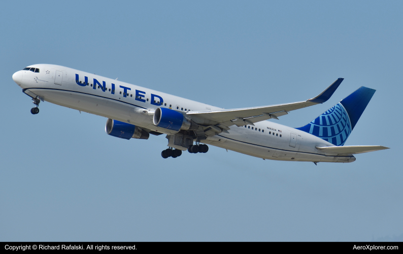 Photo of N662UA - United Airlines Boeing 767-300ER at ORD on AeroXplorer Aviation Database