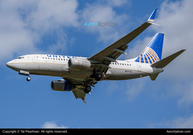 Photo of N24702 - United Airlines  Boeing 737-700 at IAD on AeroXplorer Aviation Database