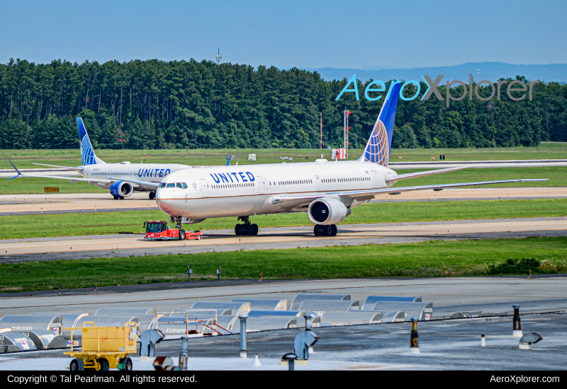 Photo of N78060 - United Airlines Boeing 767-400ER at IAD on AeroXplorer Aviation Database
