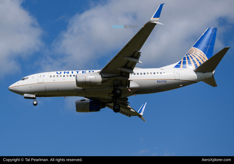 Photo of N24702 - United Airlines  Boeing 737-700 at IAD on AeroXplorer Aviation Database