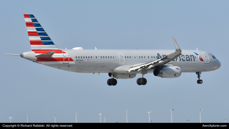 Photo of N934AA - American Airlines Airbus A321-200 at MIA on AeroXplorer Aviation Database