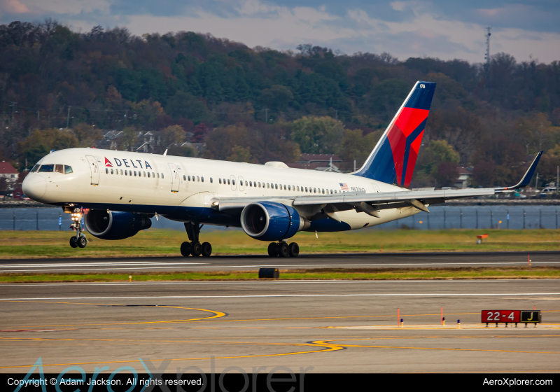 Photo of N6706Q - Delta Airlines Boeing 757-200 at DCA on AeroXplorer Aviation Database